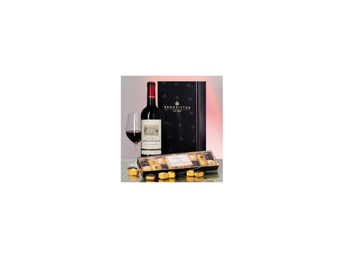 Rotwein Bordeaux Chateau und Käsegebäck