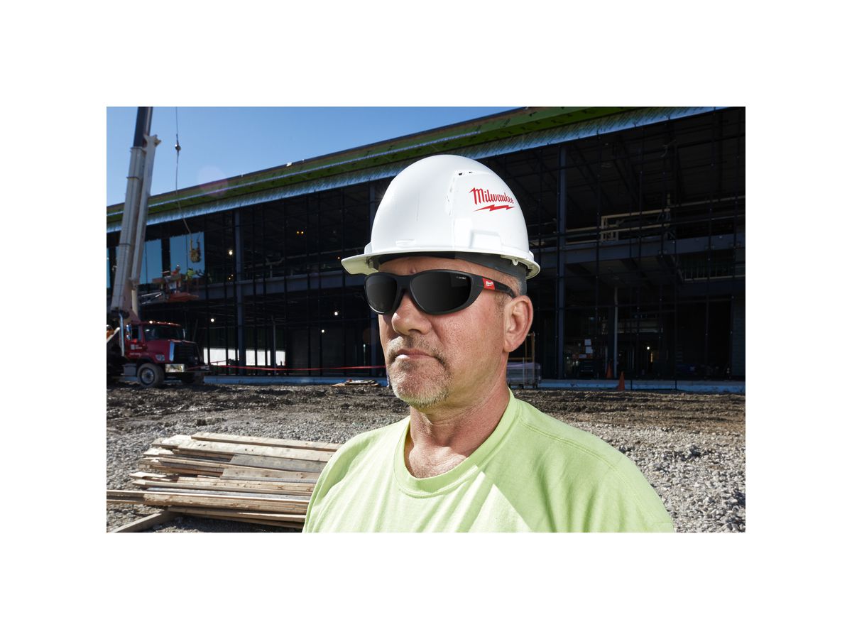 MILWAUKEE Premium Schutzbrille getönt m. abnehmbarer Schaumstoffauflage