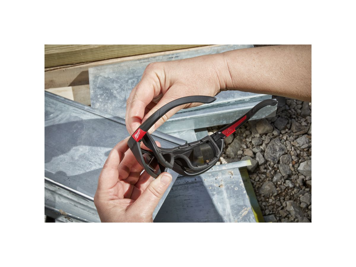 MILWAUKEE Premium Schutzbrille getönt m. abnehmbarer Schaumstoffauflage