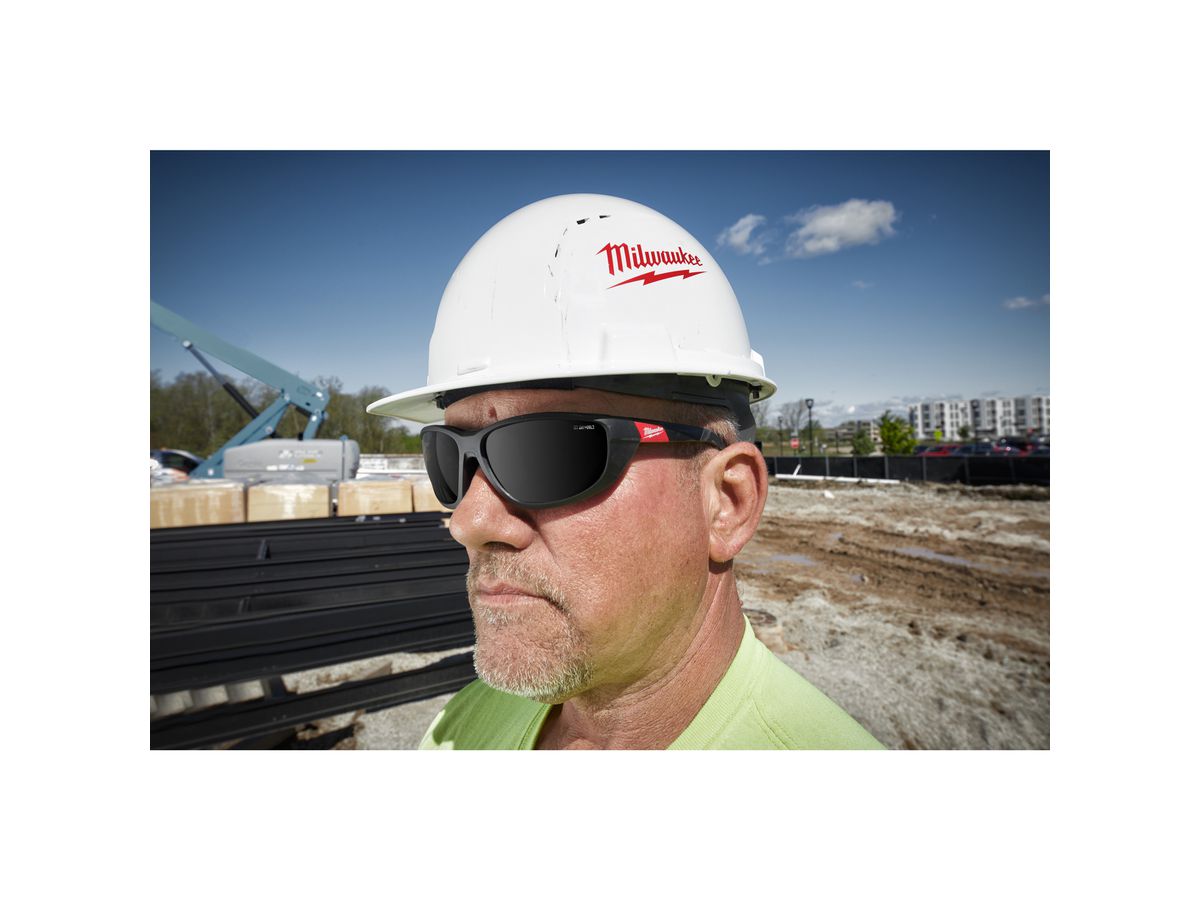 MILWAUKEE Premium Schutzbrille getönt m. abnehmbarer Schaumstoffauflage